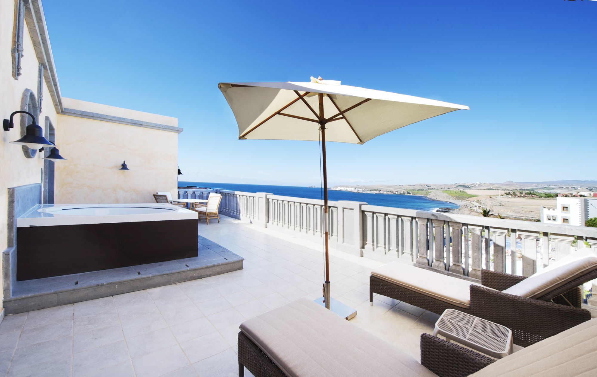 Lopesan Villa Del Conde Resort & Thalasso Meloneras Exterior foto The rooftop pool at the Hotel del Coronado